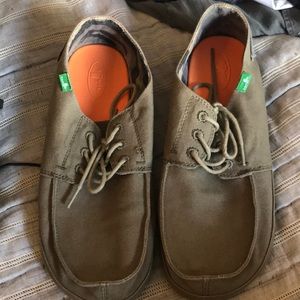 NWOT Olive men’s sanuks
